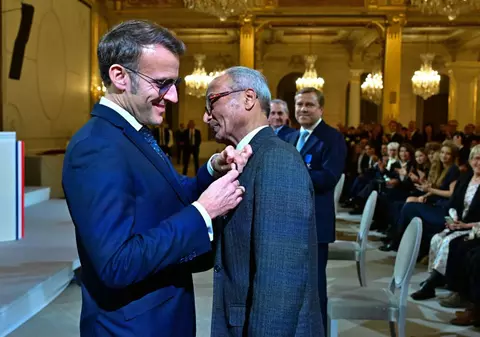 Ultimul vânzător ambulant de ziare din Paris, decorat de Emmanuel Macron: nu are cetățenie, deși e în Franța de 50 de ani