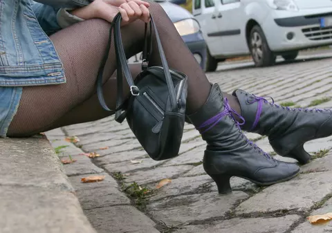 O prostituată din România, datornică la stat cu un milion de lei. În Oradea, amenzile sunt transformate în muncă la mănăstiri