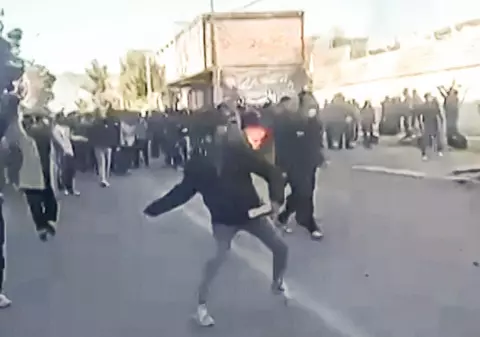 Baia de sânge din Iran și pedala de efect a președintelui Trump