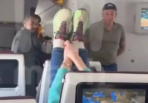 O pasageră s-a urcat cu picioarele pe scaunul din față, a zgâlțâit spătarul și și-a scuturat adidașii în capul vecinei, în avion: „Asta e libertate, doar nu înțelegeți voi”| VIDEO