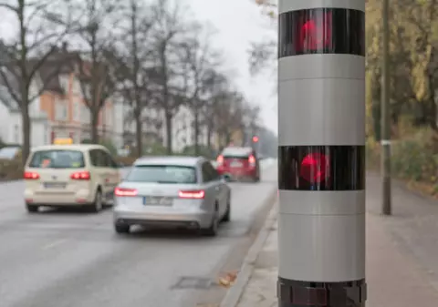 Un radar a prins 645 de șoferi în doar 7 ore: o limită de 30 km/h pe o distanță de 100 de metri face ravagii pe o stradă din Germania