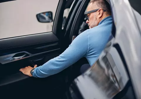 Un șofer a închiriat trei mașini cu care a pretins că face ridesharing, pe care apoi le-a vândut