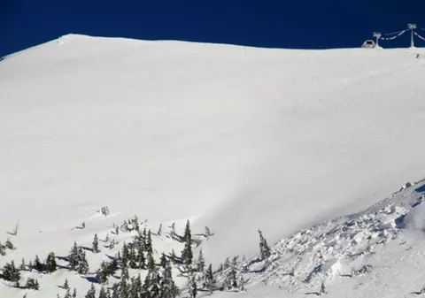 Pericol ridicat de avalanşă în Masivul Vâlcan: s-au format cornişe de zăpadă de peste 2,5 metri. Avertisment pentru turişti