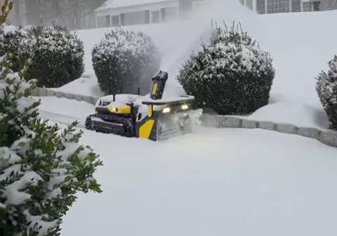 Un american a folosit un robot de 5.000 de dolari ca să nu mai fie nevoit să dea zăpada din curte: „Stau în casă și beau cafeaua cât muncește”