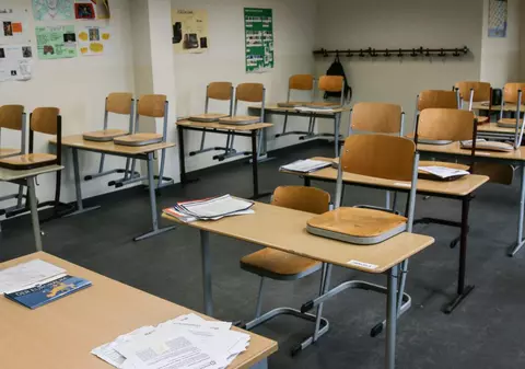 Potrivit noului plan de școlarizare, la anul, vom avea mai puţine clase de a IX-a. Consecințele vor fi dramatice: mii de profesori își vor pierde catedra, vor face naveta, iar alți angajați vor fi dați afară. Sindicatele amenință cu grevă