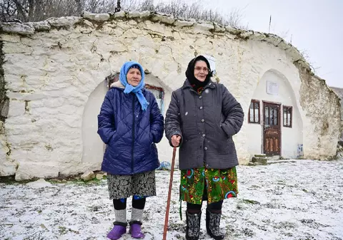 Casele de „hobbiți” dintr-un sat din Republica Moldova atrag turiști din toată lumea