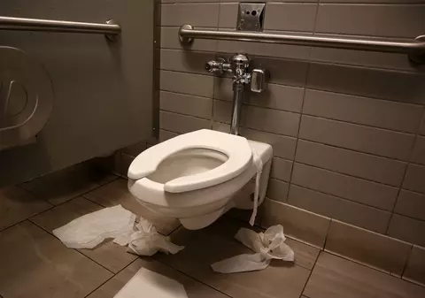 De ce nu ar trebui să acoperiți capacul toaletei cu hârtie igienică. Mitul răspândit, demontat de o expertă în microbiologie