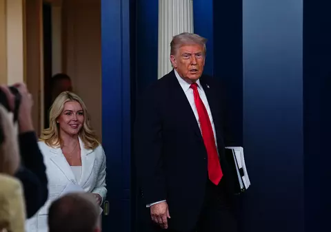 O asistentă medicală a fost concediată după ce i-a urat secretarei de presă a lui Trump complicații grave la naștere