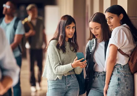 Franța vrea să interzică rețelele sociale copiilor sub 15 ani și folosirea telefoanelor la liceu din 2026