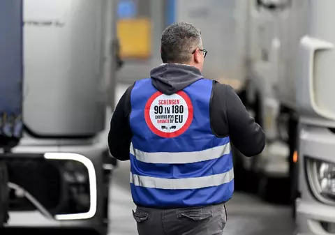 Șoferii de TIR care blochează de trei zile vămile UE din cauza regulii 90/180 ar putea primi o viză specială pentru Schengen