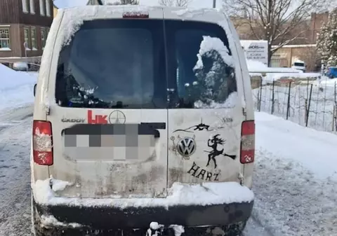 Enervat că drumul era blocat de o mașină de pompieri, șoferul unei dube Volkswagen a depășit pe trotuar, a lovit un pompier și l-a înjurat