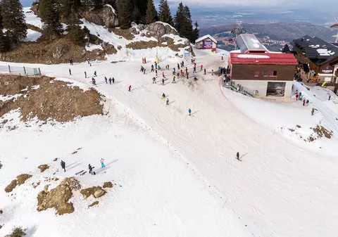 Instructor de schi, despre diferențele între pârtiile românești și cele străine. „Există mai multă disciplină și o distribuire mai bună a schiorilor”