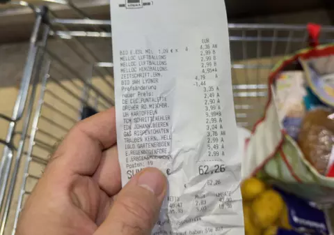 Comercianții din România au crescut prețurile mai mult decât majorarea TVA