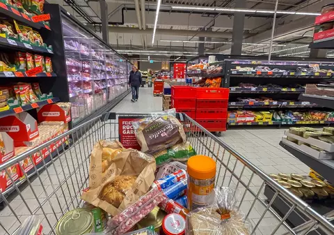 Suprataxa invizibilă: cum plătesc clienții pentru furturile din supermarketurile din Germania