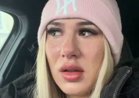 O femeie s-a chinuit aproape o oră să iasă dintr-o parcare, blocată de câțiva centimetri de zăpadă. Peste 2.000.000 de oameni au urmărit clipul și nu le-a venit să creadă cum a fost salvată