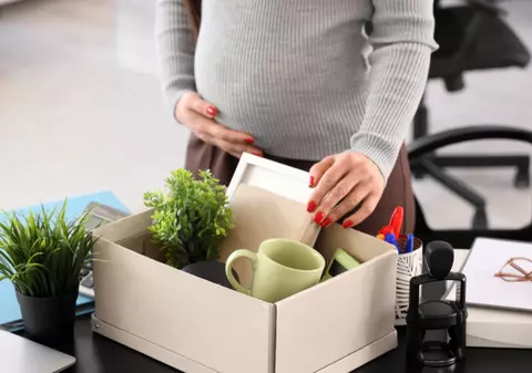 O tânără a rămas fără loc de muncă, după ce a anunțat că este însărcinată: „M-au întrebat dacă vreau să păstrez copilul”