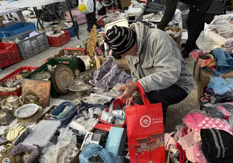 „Sacourile au fost ale soțului. A murit acum doi ani. Pensia mea nu ajunge”. Poveștile neștiute ale pensionarilor din București care vând ce mai găsesc prin casă