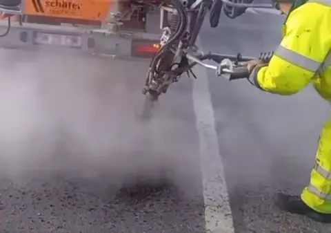 Angajații de la Drumuri și Poduri din Cluj au găsit soluția perfectă pentru gropile de pe șosele. Funcționează chiar și la -12 grade Celsius