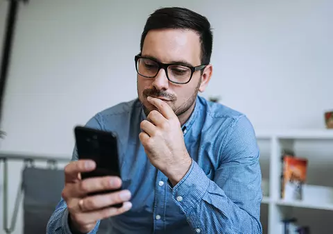 Când nu-ți mai recunoști prietenul într-o lume desfigurată de crize și frustrări