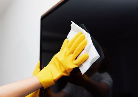Toată lumea curăță ecranul televizorului în mod greșit - acest obiect de bucătărie vă oferă un ecran perfect curat în 30 de secunde
