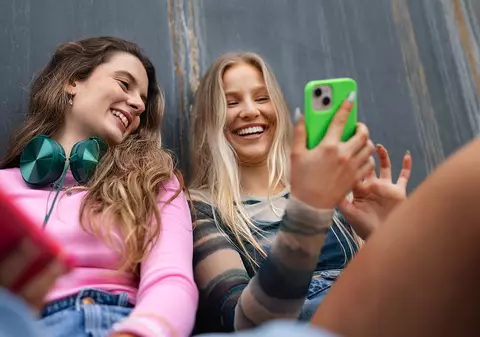 Cum arată depresia și atacurile de panică la tinerii din Generația Z. Psihoterapeut: „Zâmbesc pe Instagram, dar în interior simt un gol care nu pleacă nicicum”