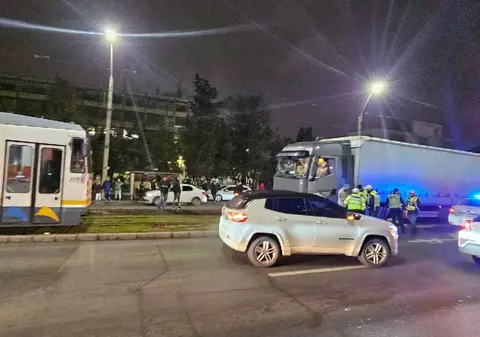Un șofer de TIR din Turcia a blocat mai multe linii de tramvai din București, din cauza GPS-ului