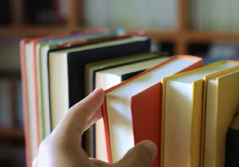 Topul cărților citite de români în 2025. O carte pentru copii este cea mai vândută