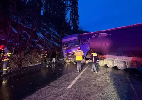 O femeie a blocat un TIR de-a latul şoselei și a oprit de tot circulația de pe DN17 din Suceava