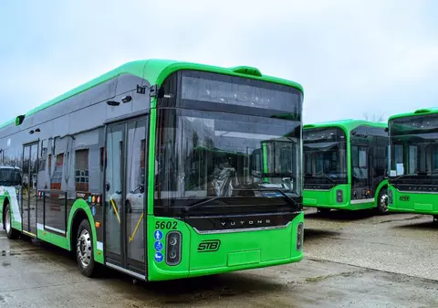 Primăria Bucureștiului a primit 22 de troleibuze cu autonomie „Yutong” cumpărate prin PNRR: „Pot circula fără alimentare la rețeaua electrică pe o distanță de minimum 20 km”
