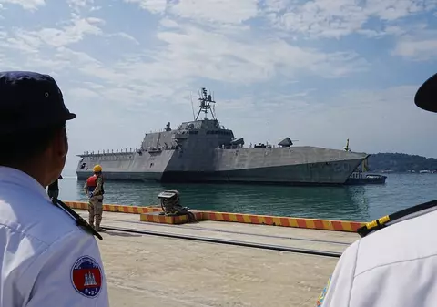 O navă americană de război face o escală fără precedent într-o bază renovată de China într-o țară din Asia