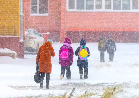 Din cauza ninsorii și a viscolului, nouă școli și grădinițe din țară vor fi închise. Când vor începe elevii cursurile și cum vor fi recuperate orele