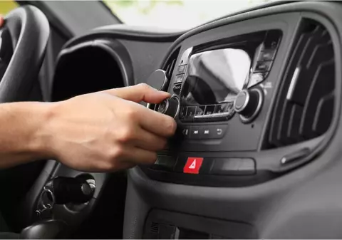 De ce șoferii dau instinctiv muzica mai încet când parchează: explicația oamenilor de știință