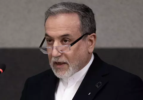 Iranul anunţă că un acord nuclear este „la îndemână”, înaintea unei noi runde de negocieri cu SUA, dar Gardienii Revoluției desfășoară exerciții militare în Golful Persic