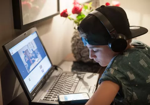 Accesul la Instagram, Facebook și TikTok trebuie reglementat, spune un consilier al lui Nicușor Dan: „Avem o mare problemă, nu se mai poate”