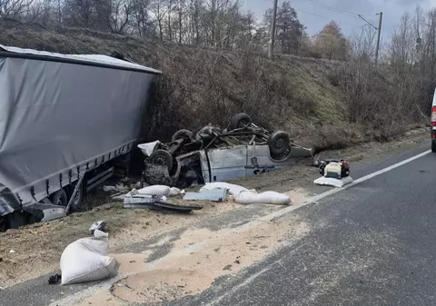 Un microbuz a fost zrboti de un TIR, într-un accident grav pe DN6, la la Domașnea: trei morți și un rănit. Traficul este blocat total