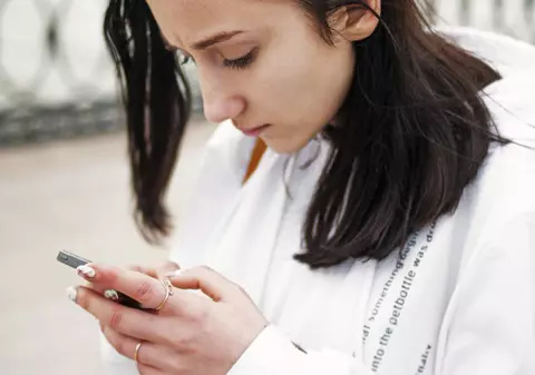 Noua regulă care îi avertizează imediat pe părinți dacă adolescentul caută informații periculoase pe Instagram