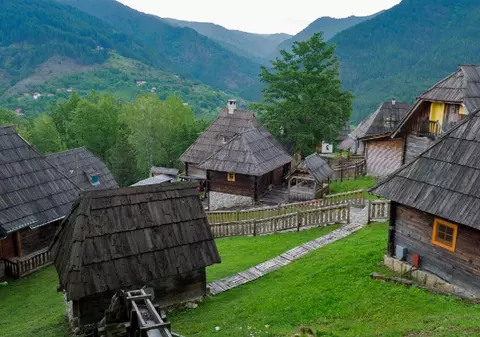 Țara vecină cu România care oferă 13.000 de euro celor care vor să cumpere o casă cu teren la sat. Banii sunt nerambursabili