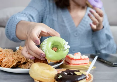 Alimentele ultraprocesate ar trebui tratate mai mult ca țigările decât ca mâncarea, spun cercetătorii