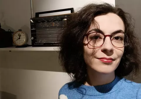 O expoziție populară din București ne avertizează cât de fragilă este democrația și ne reamintește forța prieteniei. Andreea Apostu, curatoare: „Oamenii au ajuns să fie «dispensabili», iar relațiile sunt mult mai efemere”