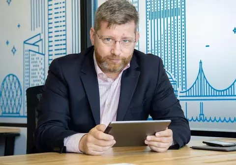 Cine este Andrei Gabriel Benghea Mălăieș, românul cu 11 venituri pe lună: șase la stat și cinci la privat 