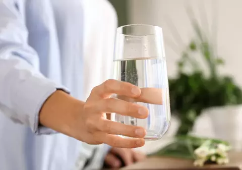 Țara în care apa devine noul lux: degustări „în orb” cu somelieri de apă și sticle de până la 9 dolari