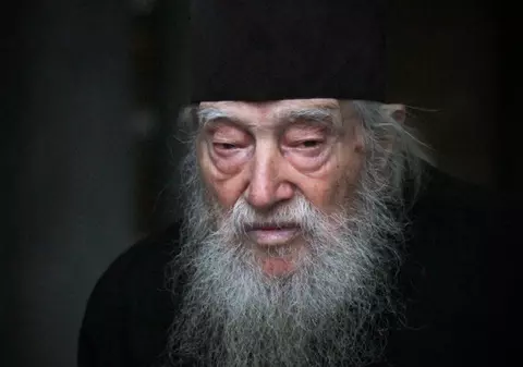 Părintele Climent Haralamb a murit la 102 ani. A slujit timp de 7 decenii la Mănăstirea Curtea de Argeş