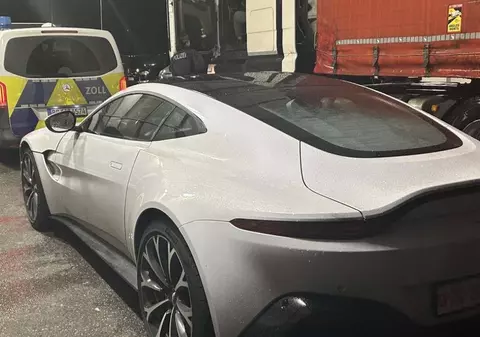 Un șofer a rămas fără bolidul Aston Martin și a primit o amendă de 23.000 de euro, ca să-și ia mașina înapoi de la vameșii germani
