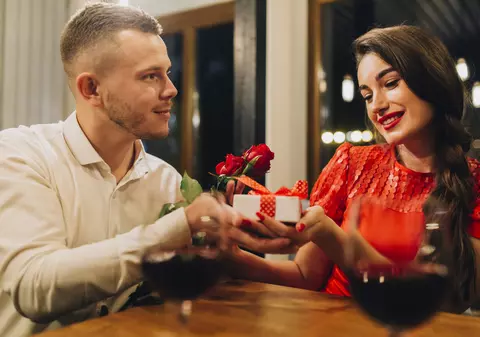 Iubirea costă peste 1.000 de euro și se livrează la fix: cum Valentine’s Day domină România digitală