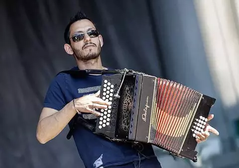 Attila Henry, copilul adoptat dintr-un orfelinat din Mureș, șofer de ambulanță ziua, virtuoz al acordeonului noaptea, în Franța