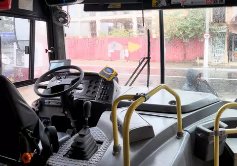 Elev cu dizabilități, dat jos de șoferul unui autobuz pentru că nu își găsea abonamentul: „A rămas singur, în ploaie”