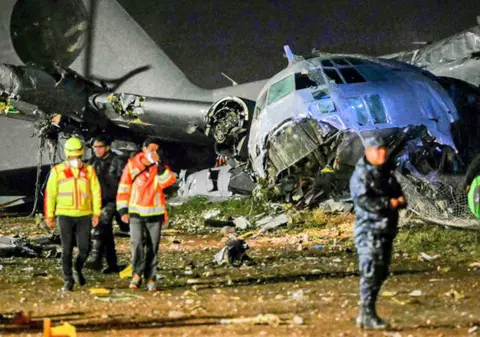 Avion militar care transporta 62.000.000 de dolari, prăbușit în Bolivia: 24 de morți și zeci de arestări după ce oamenii au năvălit să adune bancnotele împrăștiate pe autostradă