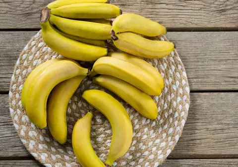 Greșeala pe care mulți o fac atunci când mănâncă banane, explicată de un nutriționist: „Acolo sunt nutrienții”