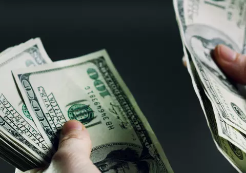 Afaceristă din România, înșelată cu 2.500.000 de dolari de „prințul moștenitor al Dubaiului”. DIICOT anchetează cazul