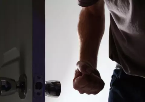 Copil de 3 ani din Tulcea bătut până la moarte de concubinul mamei sale